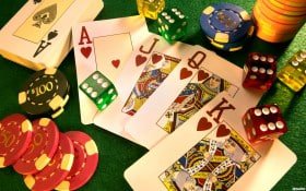 mm567 APP ကစားသမားများ မိုဘိုင်းဖြင့် Live Casino နှင့် Slots ကစားနေသောပုံ